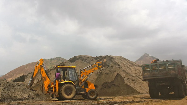 800px-Loading_illegally_dredged_sand