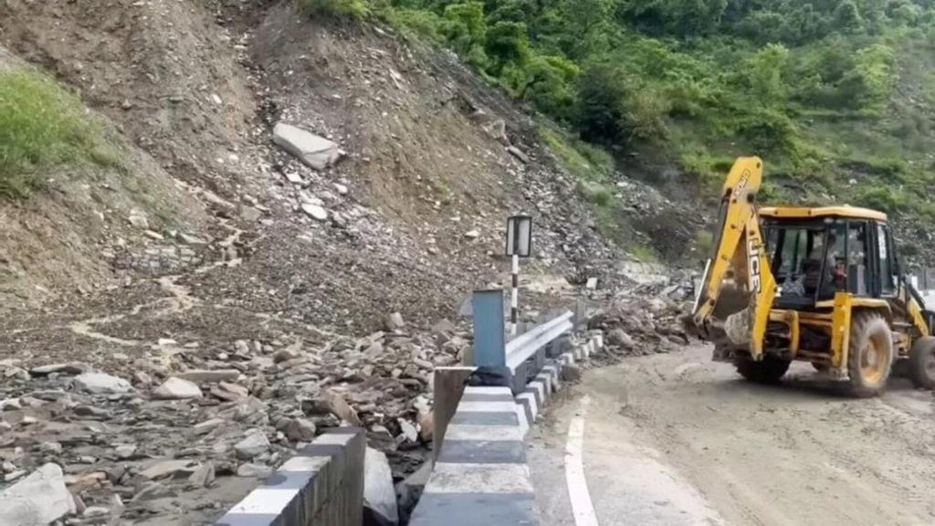 Efforts-on-to-clear-the-Chandigarh-Manali-highway-_1752314572243