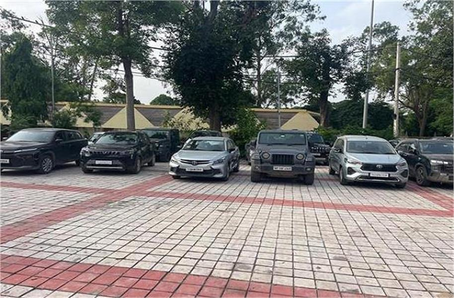 2025_8image_13_44_580210162luxurycars-ll